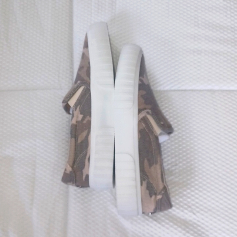Steve Madden Women's Swiftly Skate Shoe, NEW IN BOX, Tan Camo - Picture 2 of 9